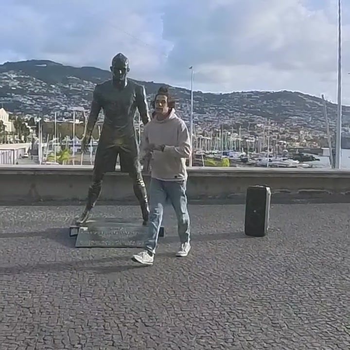 开云体育APP-想红想疯了?男子放火烧马德拉岛上的C罗雕像,当地警方介入调查