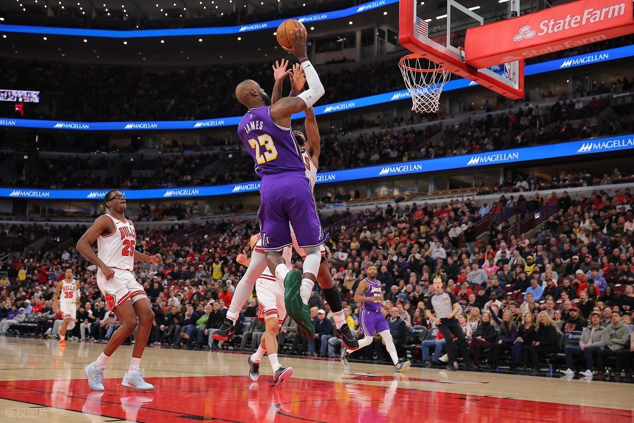 开云百家乐-历史首人！詹姆斯下半场太辣眼！打爆公牛，东契奇狂轰46+7+11！