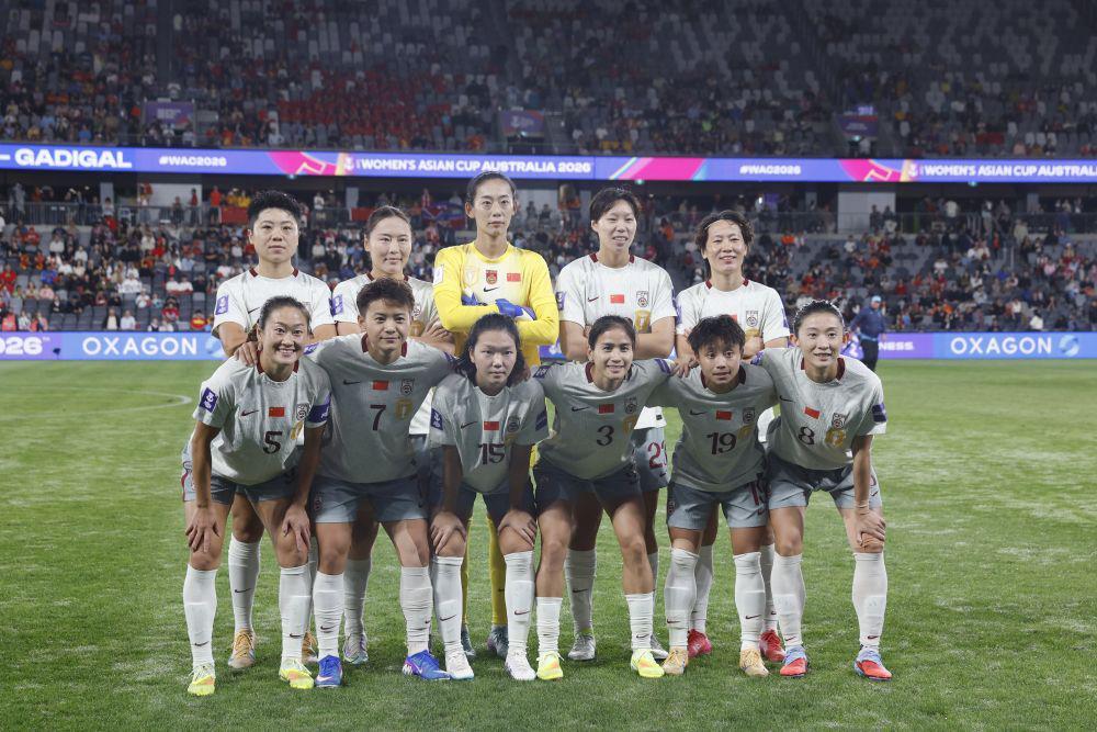 裁判帮倒忙!东道主遇大麻烦,中国女足仁至义尽,朝鲜队偷着乐